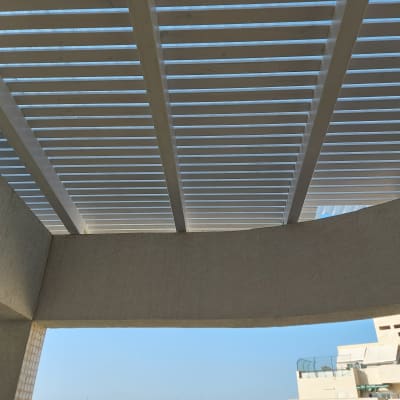 פרגולה מעץ עם קורות אופקיות