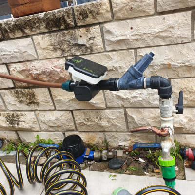 ברז השקיה עם צינור ומחבר פלסטיק ירוק