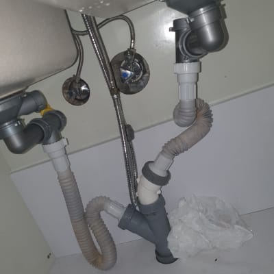 צינורות פלסטיק מתחת לכיור עם חיבורים