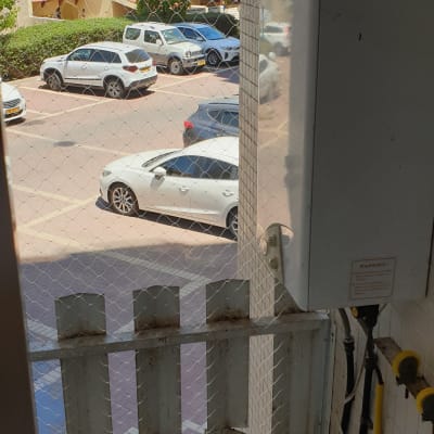 רשת מתכת על חלון למניעת כניסת יונים