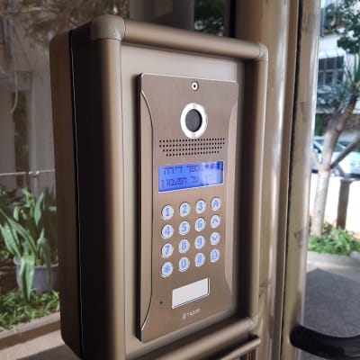 אינטרקום עם מקלדת ותצוגה דיגיטלית על דלת