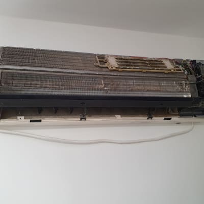 יחידת מזגן מפורקת עם חלקים חשופים