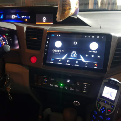 מערכת מולטימדיה ברכב עם מסך מגע ותצוגת לוח מחוונים