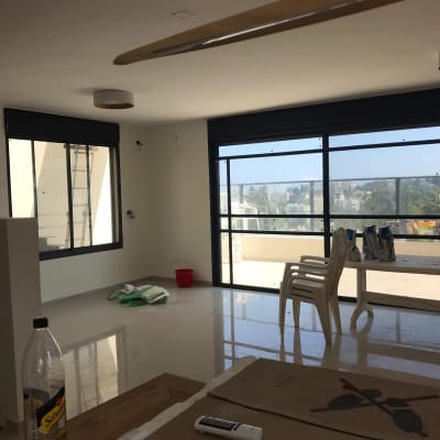 בקבוק שתייה ריק, דלי אדום, שקיות על שולחן