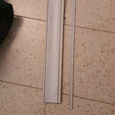 שני חלקי תריס מונחים על רצפה