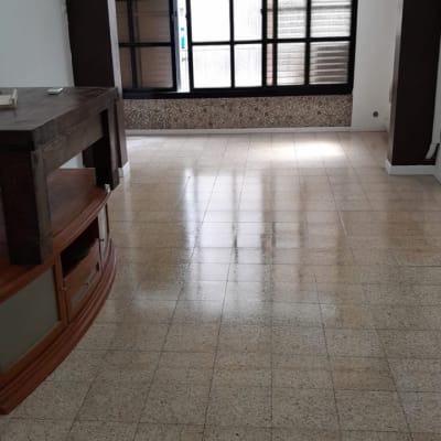 רצפה נקייה ומבריקה בחדר עם חלון גדול