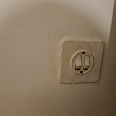 שני מתגי חשמל על קיר לבן