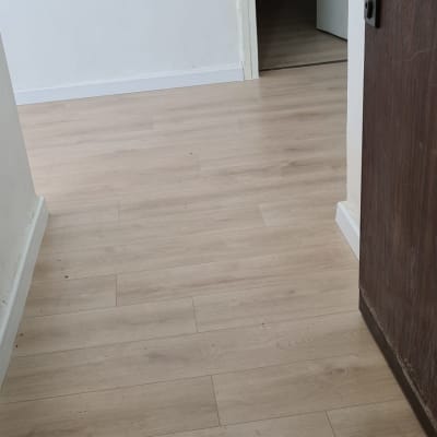 רצפת פרקט עץ בהירה עם לכלוך קל