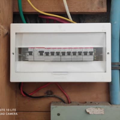 לוח חשמל עם מפסקים וחוטים צבעוניים