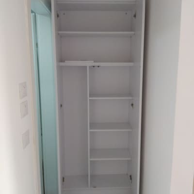 ארון פתוח עם מדפים ודלתות