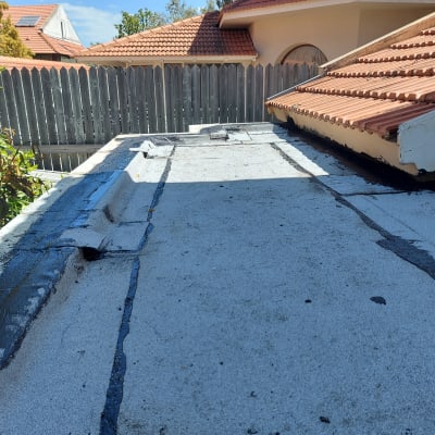 גג שטוח עם איטום זפת שחור לאורך התפרים