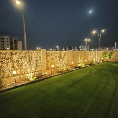 גינה עם דשא, צמחים ותאורת לילה