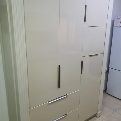 ארון מטבח לבן עם ידיות מתכת