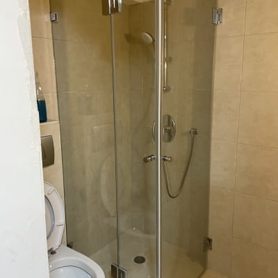 מקלחון זכוכית עם ראש מקלחת וכפתורי שליטה