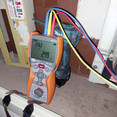 מד מתח עם חוטים צבעוניים ומברגה חשמלית