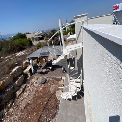 מדרגות לולייניות חיצוניות ליד קיר בניין