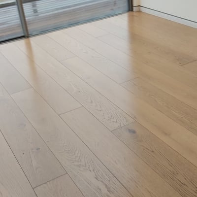 רצפת עץ נקייה ליד חלון זכוכית