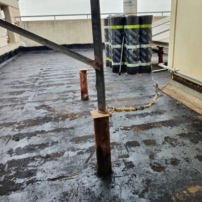 גג עם יריעות ביטומניות, עמודי מתכת וחוטים