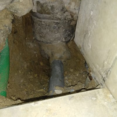 צינור ביוב מתחת לאדמה עם חיבורי צנרת