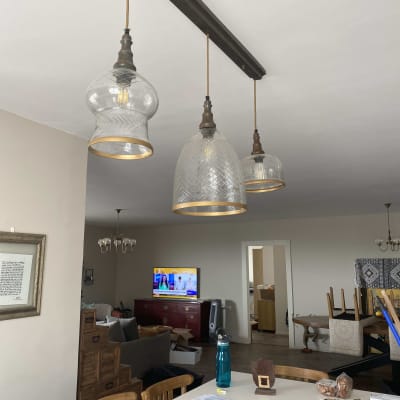 מנורות תלויות עם אהילים מזכוכית שקופה ותקרה לבנה