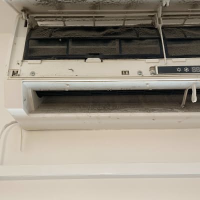 מזגן עם מסנן מלוכלך ופתח פתוח