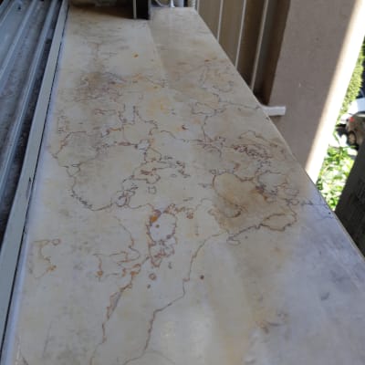 אדן חלון עם סימני איטום ישנים וסדקים