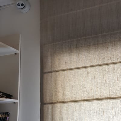 מצלמת אבטחה מותקנת בפינת החדר