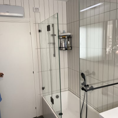 אמבטיה עם דלת זכוכית, מקלחון וברז שחור