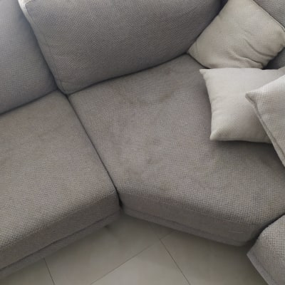 ספה אפורה עם כתם על המושב