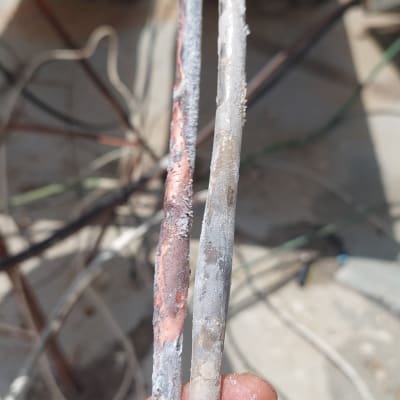 חוטי חשמל פגומים עם בידוד מתקלף