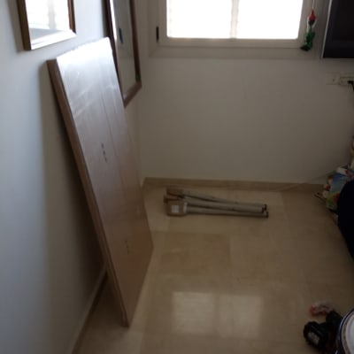 קרש עץ, מקדחה וכלי עבודה על הרצפה