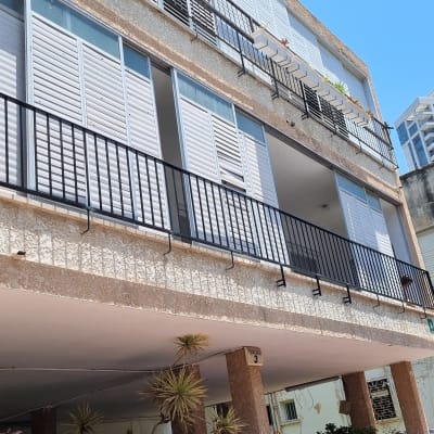 מרפסת עם מסגרות מתכת ומעקה שחור