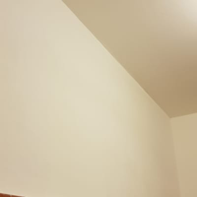 קיר עם אריחים חומים ומקלחת