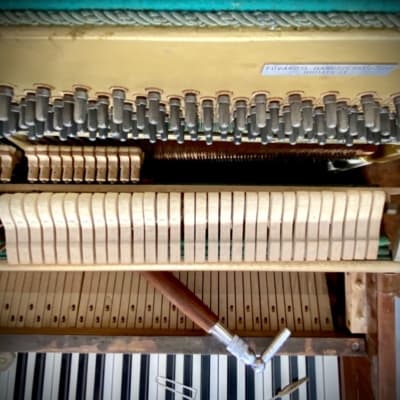 כלי כיוון פסנתר על מקלדת פתוחה