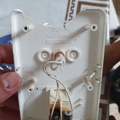 חלק אחורי של שקע חשמלי עם חוטים מחוברים