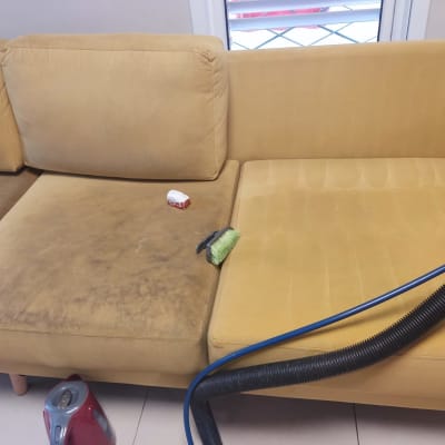 ספה עם כתמים, מברשת, צינור שואב אבק