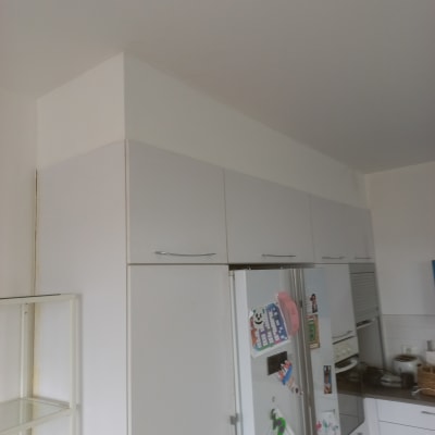 ארון מטבח לבן עם מקרר ודלתות גבס