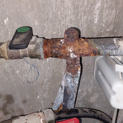 צינור חלוד עם ברזים ומחברים