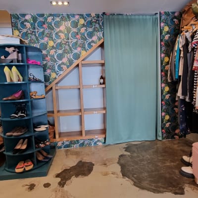 טפט פרחוני צבעוני על קיר בחנות בגדים