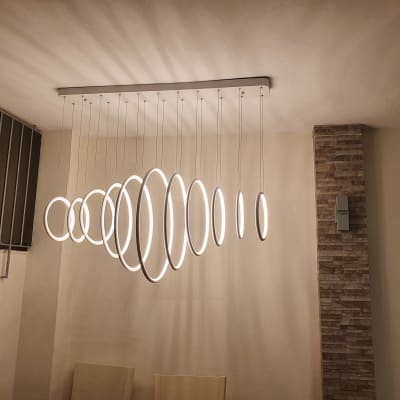 נברשת עגולה תלויה מהתקרה עם תאורה מודרנית