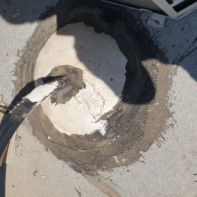 אזור אטום עם חומר איטום סביב צינור על גג