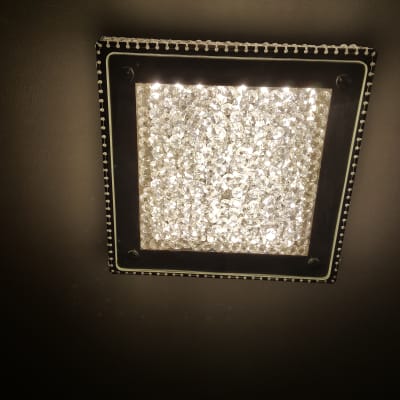 גוף תאורה שהוחלף בסלון