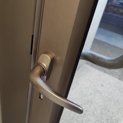 ידית דלת מתכת עם מנעול