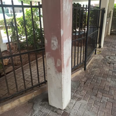 עמוד בטון עם תיקוני טיח וחומרי בנייה