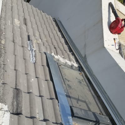 גג רעפים עם תיקונים וסרט דבק מתכת