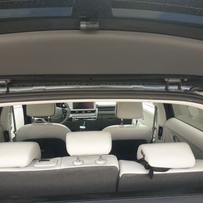 מבט לתוך רכב עם מושבים אחוריים ומסך קדמי