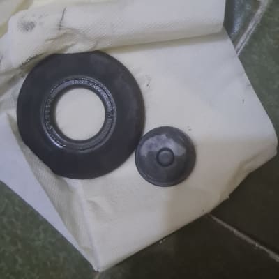 שני אטמים שחורים על מגבת לבנה