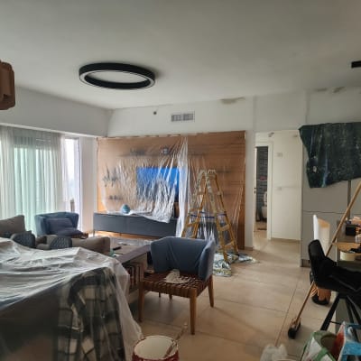 סולם, יריעות פלסטיק, קירות מוכנים לצביעה