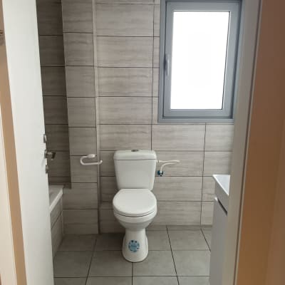 חדר אמבטיה עם אסלה, כיור וחלון