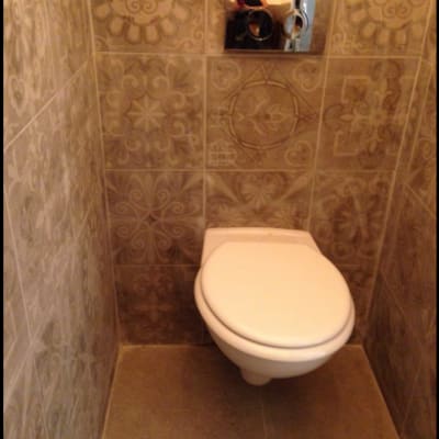 שירותים עם אריחים מעוצבים בתהליך שיפוץ